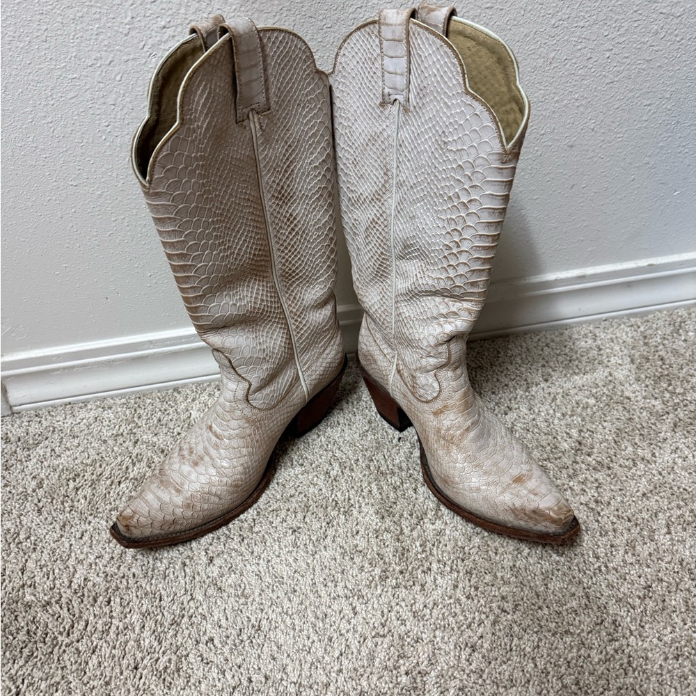 Idyllwind Cream-White Textured Leather Western Heeled Boots - Picture 4 of 6